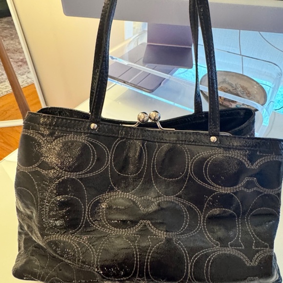 AUTHENTIC COACH BLACK PATENT LEATHER SIGNATURE C KISS LOCK BAG F19215 - Picture 2 of 5